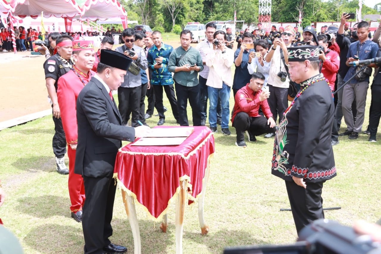 Gubernur Kalteng Kukuhkan Pengurus DAD Kotim Masa Bakti 2023-2028