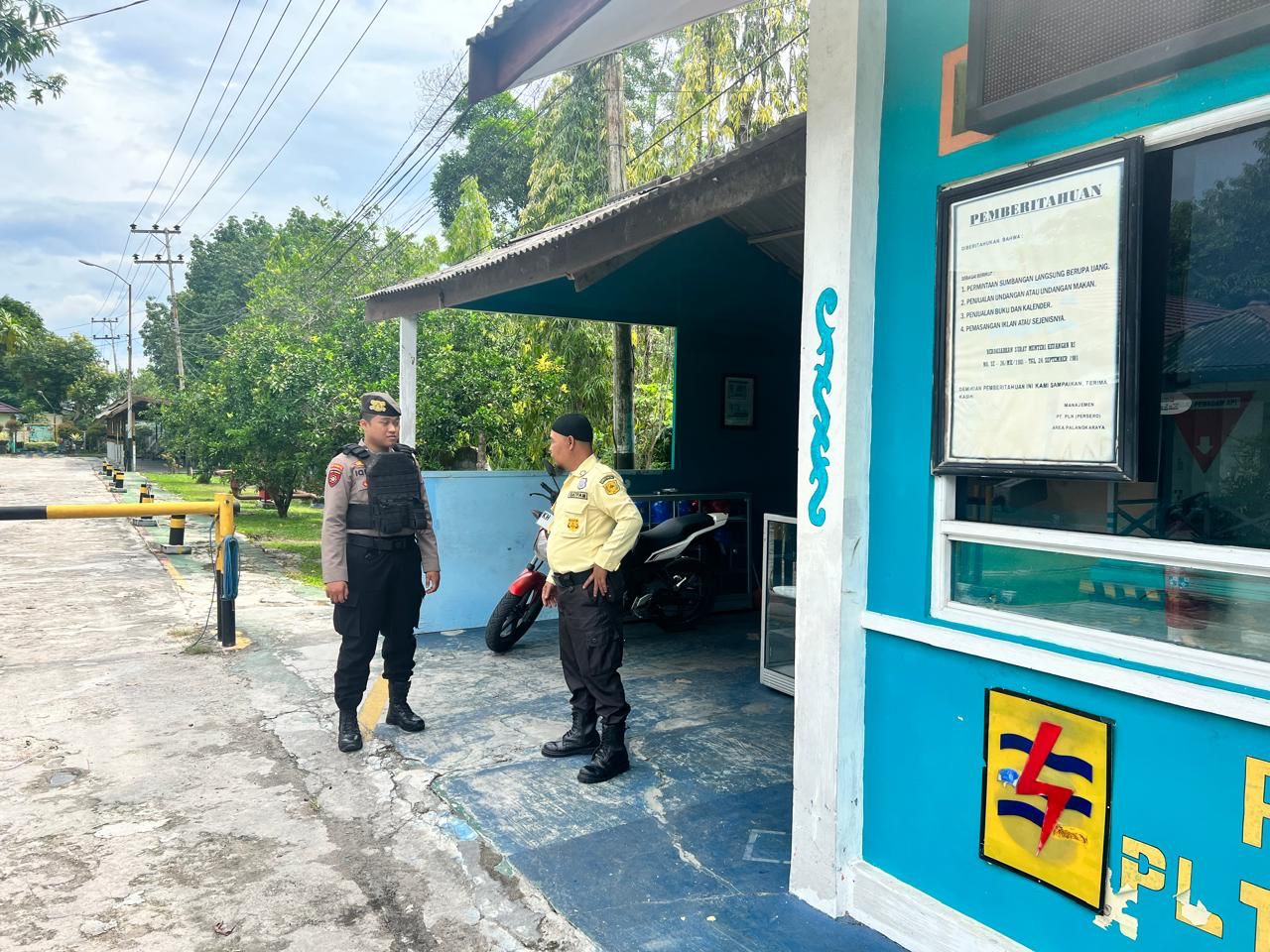 Anggota Satsamapta Polresta Palangka Raya Patroki ke Kantor PT. PLN PLTD Kahayan Baru