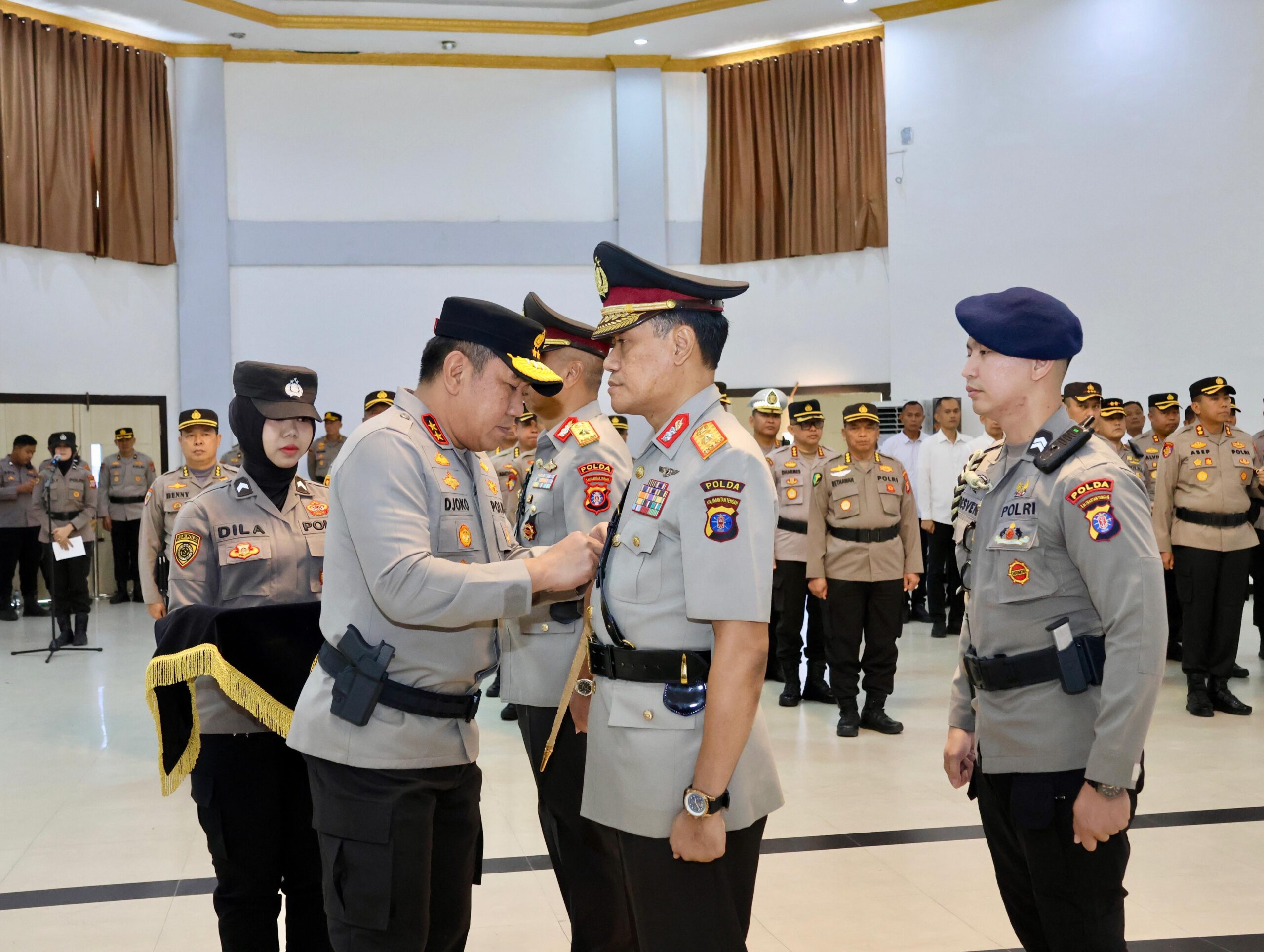 Sertijab Dipimpin Kapolda, Brigjen Rakhmad Setyadi Resmi Jabat Wakapolda Kalteng dan Kombes Leo Surya Jabat Karo SDM