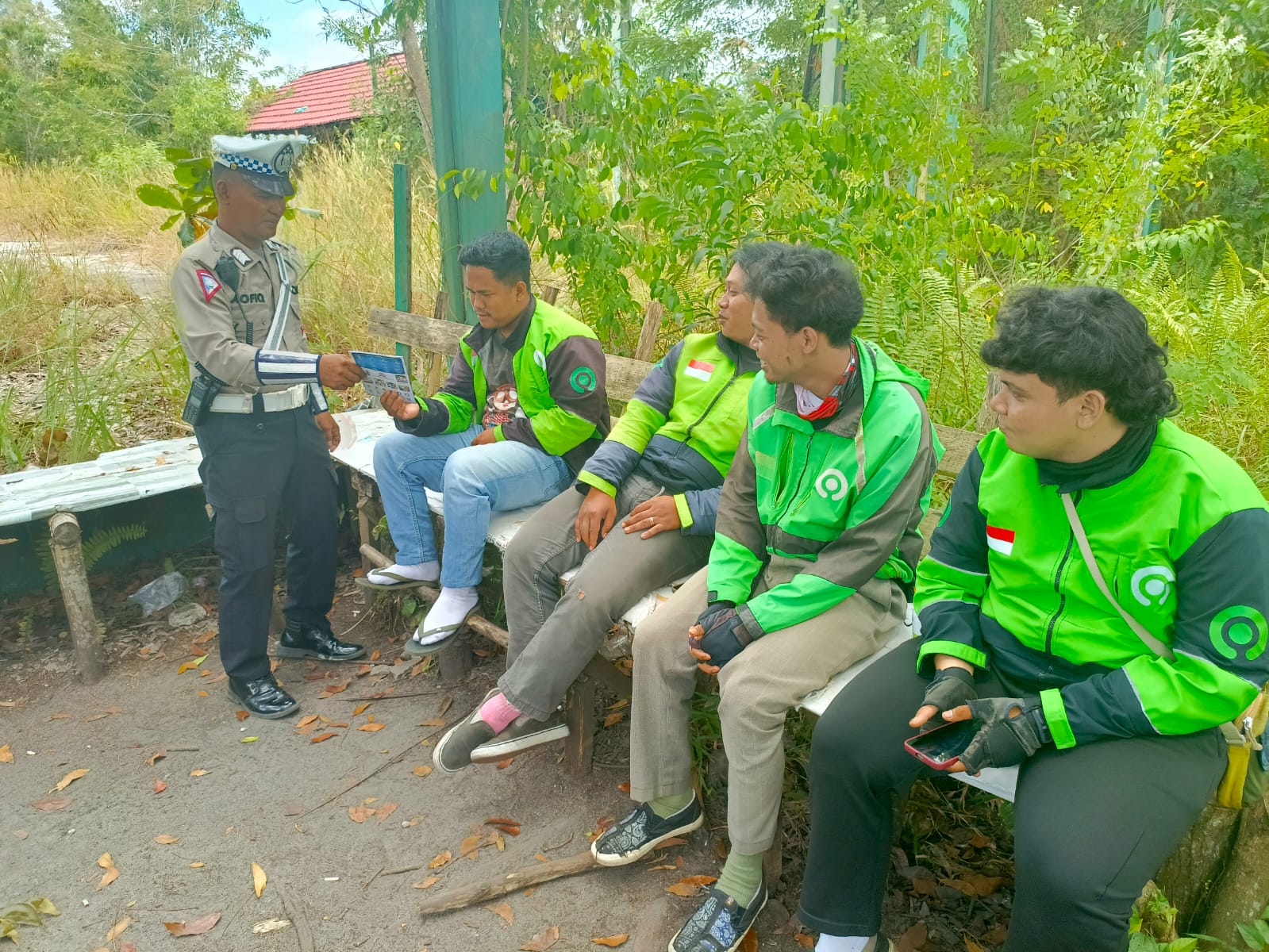 Polsek Pahandut Sosialisasikan Keselamatan Berkendara kepada Driver Ojek Online