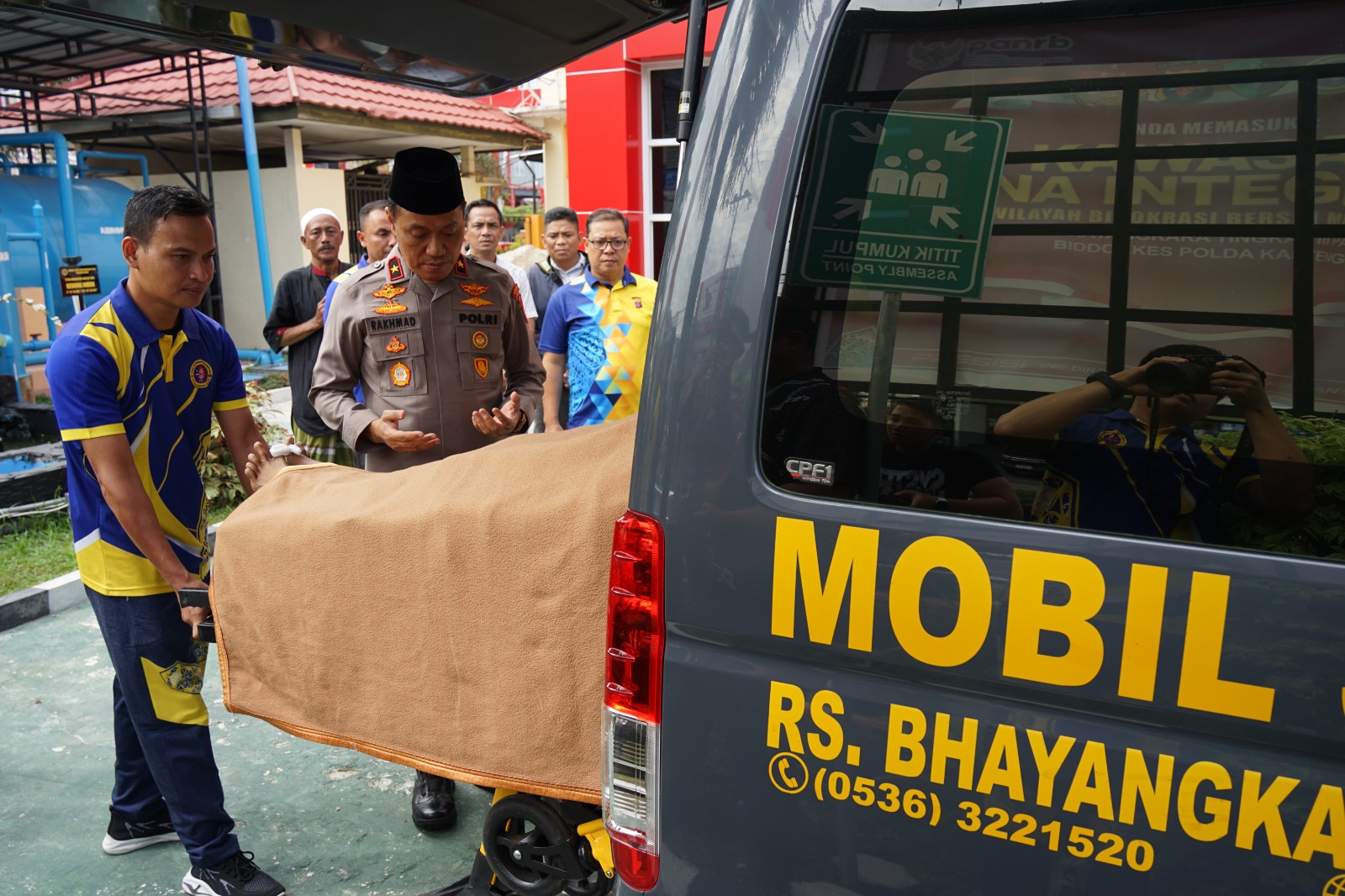 Meninggal Saat Bertugas, Wakapolda Kalteng Beri Doa Dan Penghormatan Terakhir Untuk Anggotanya
