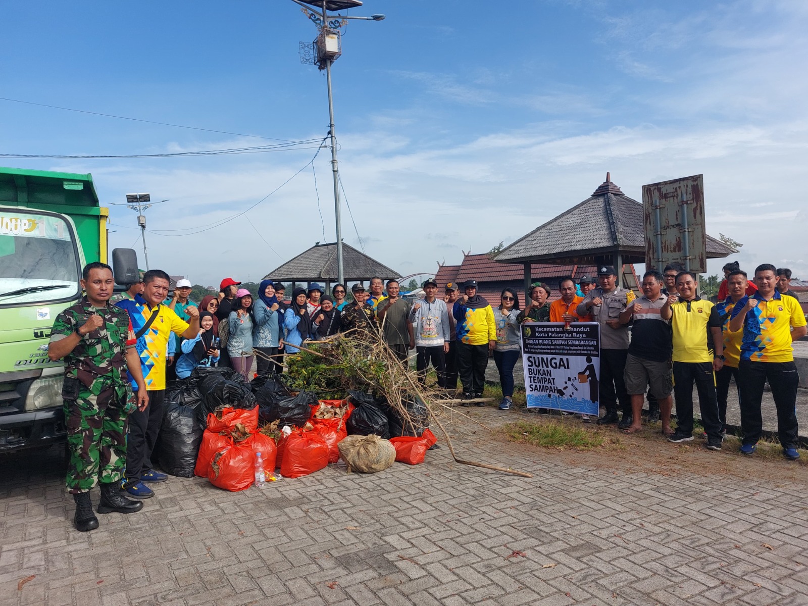 Aksi Sosial Kapolsek Pahandut: Bersihkan Sungai Kahayan dengan Semangat Gotong Royong