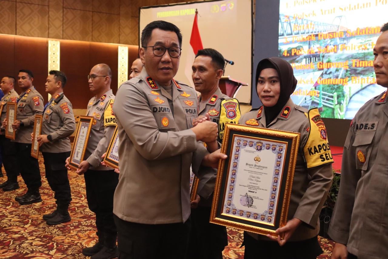 Foto: Kapolda Kalteng, Irjen Pol Drs. Djoko Poerwanto, saat memberikan penghargaan. (Ist)