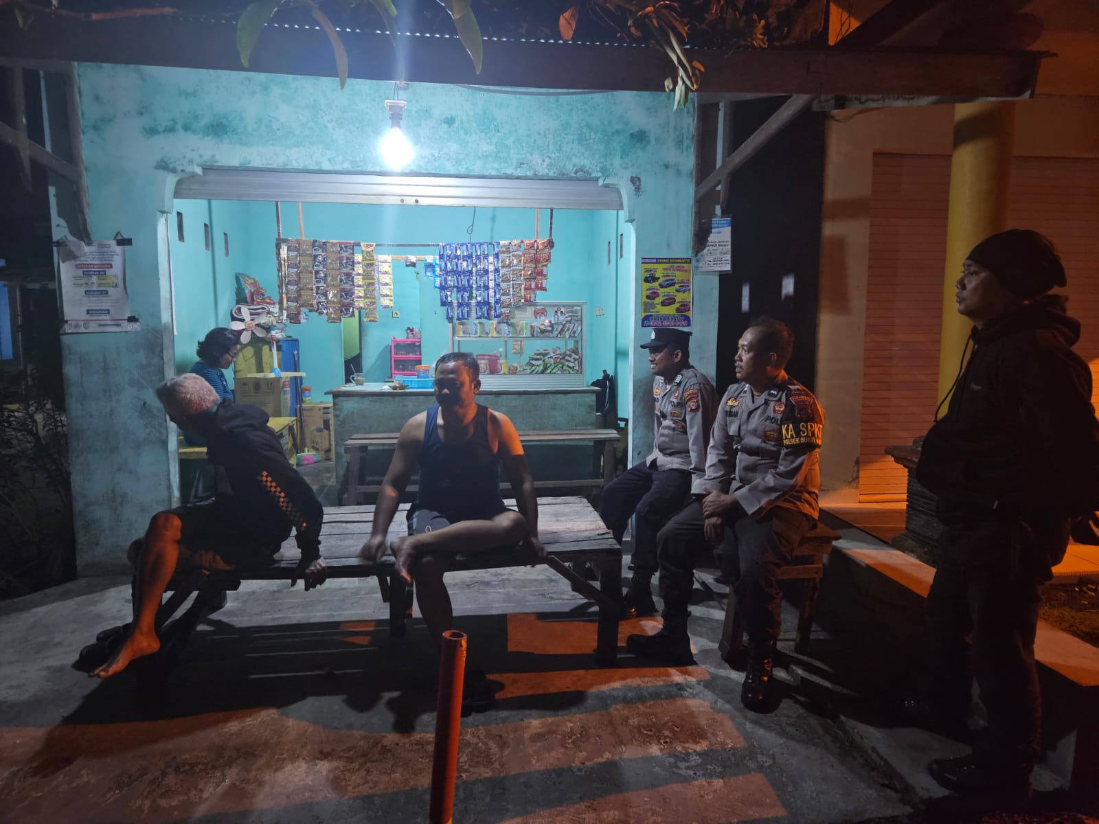 Patroli Komplek Pemukiman, Polsek Bukit Batu Sampaikan Pesan Kamtibmas saat Malam Hari 