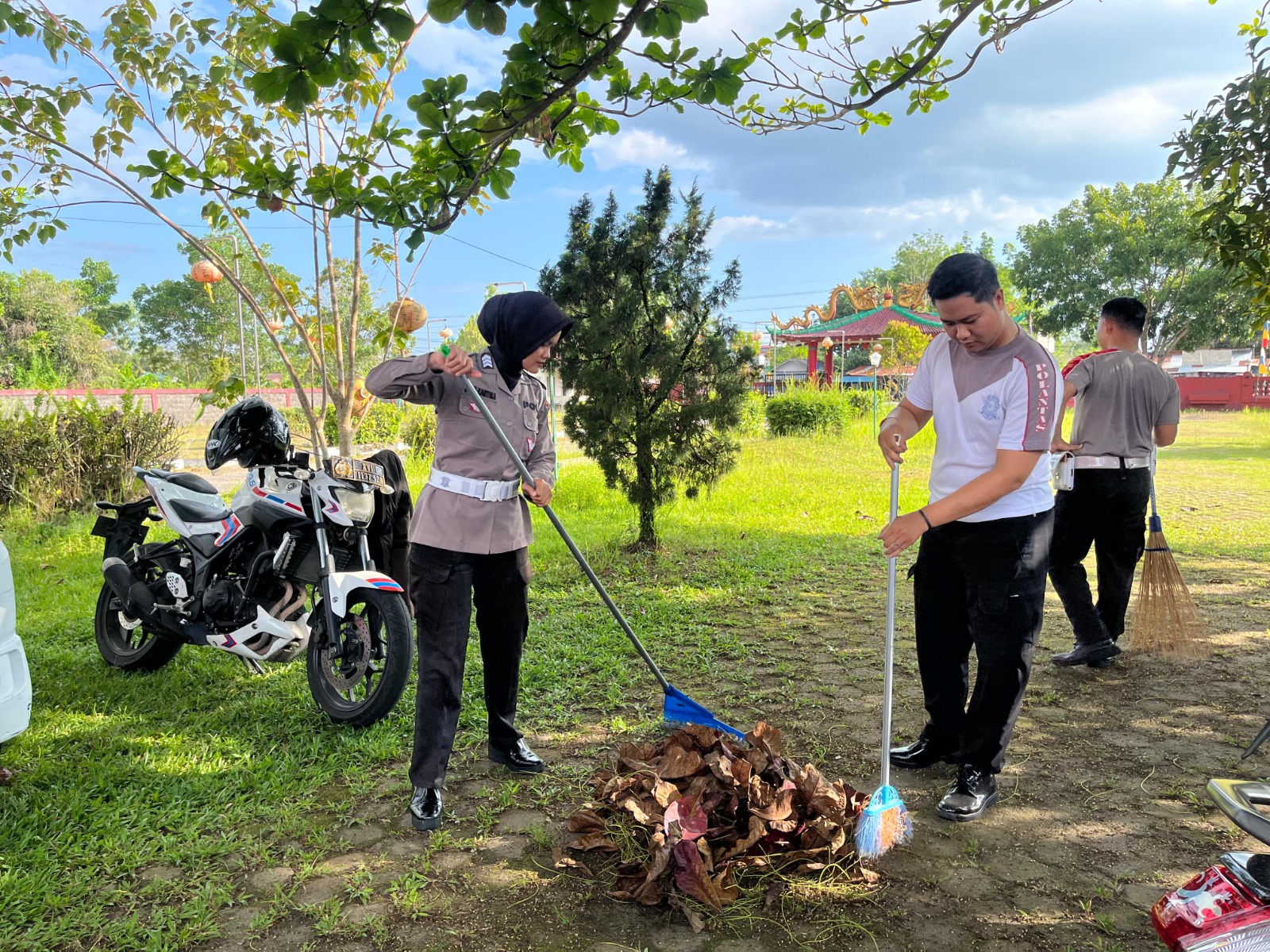 Jelang Hari Polisi Lalu Lintas ke-69, Satlantas Polresta Palangka Raya Gotong Royong Bersihkan Vihara