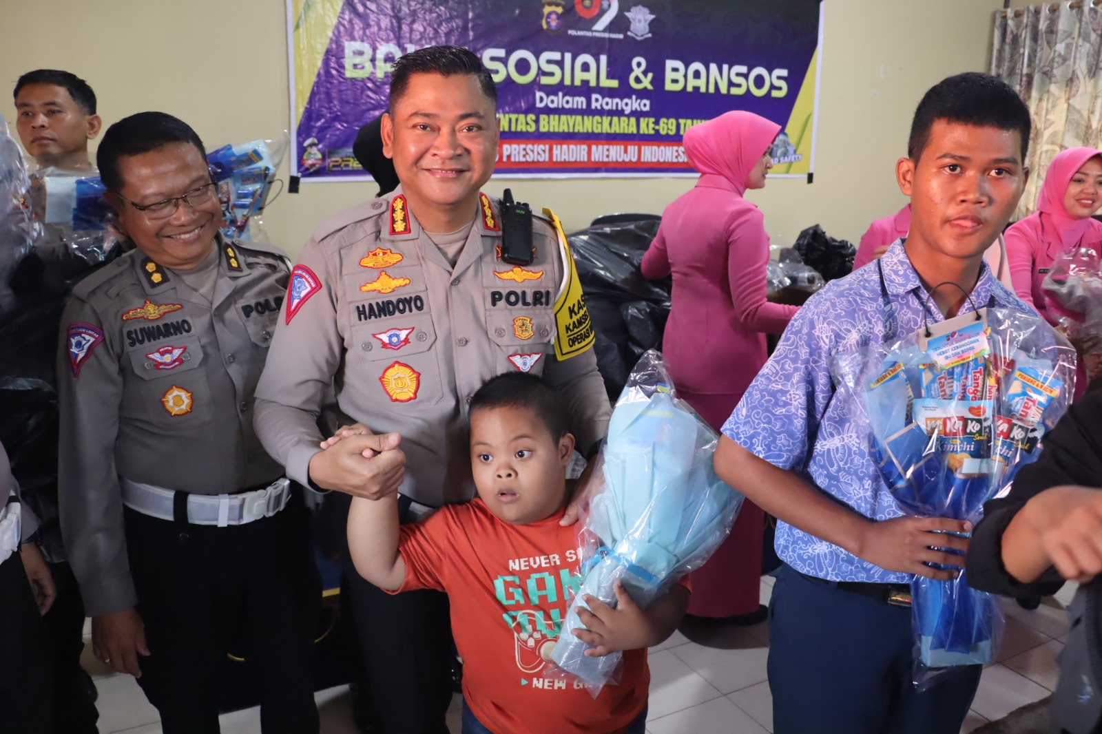 Hari Lalu Lintas Bhayangkara ke-69, Ditlantas Polda Kalteng Beri Bantuan Sosial di SLB Negeri 1 Palangka Raya