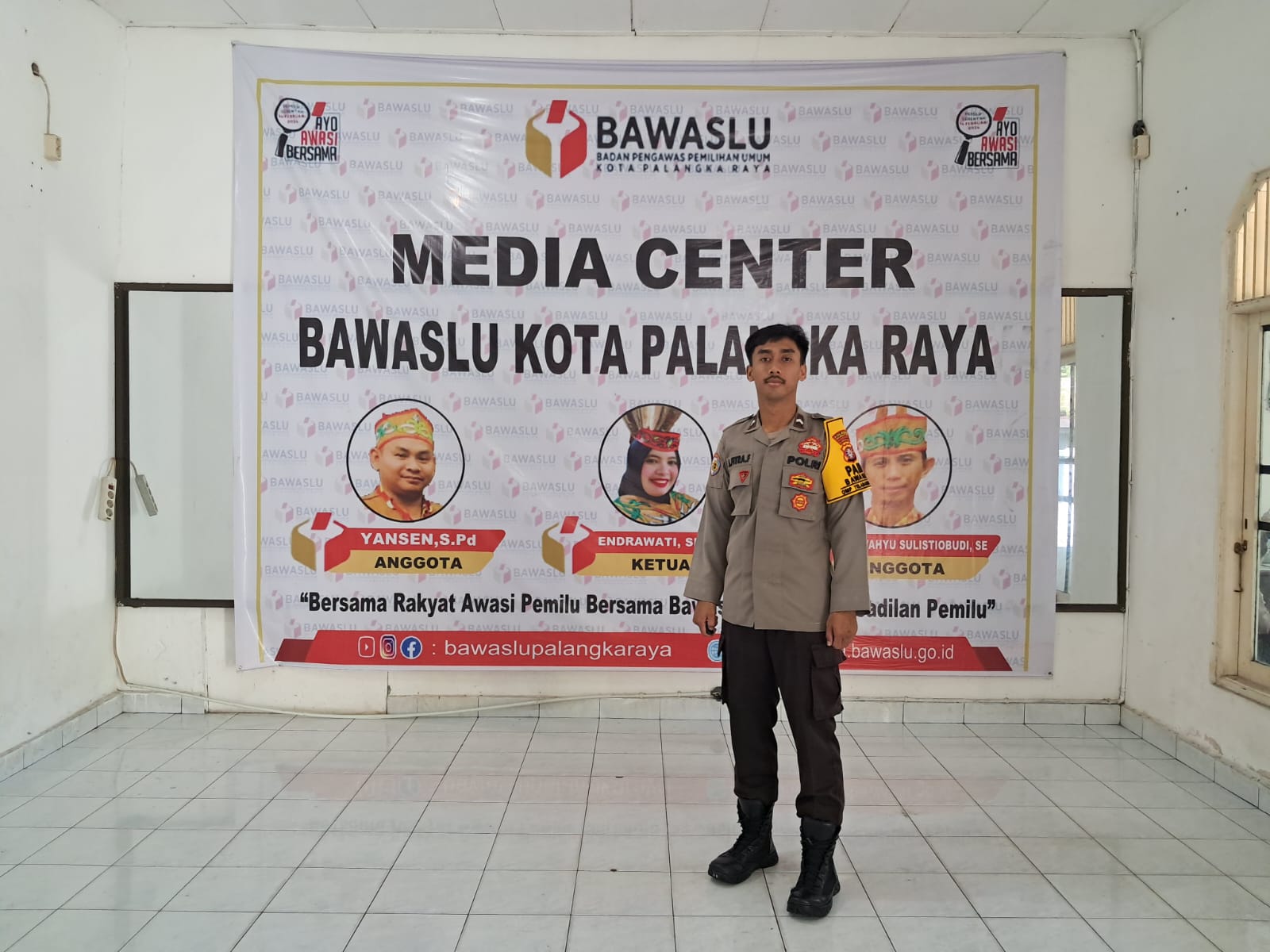 Tahapan Pilkada 2024, Polresta Palangka Raya Jaga Kondusifitas Kantor Bawaslu Kota