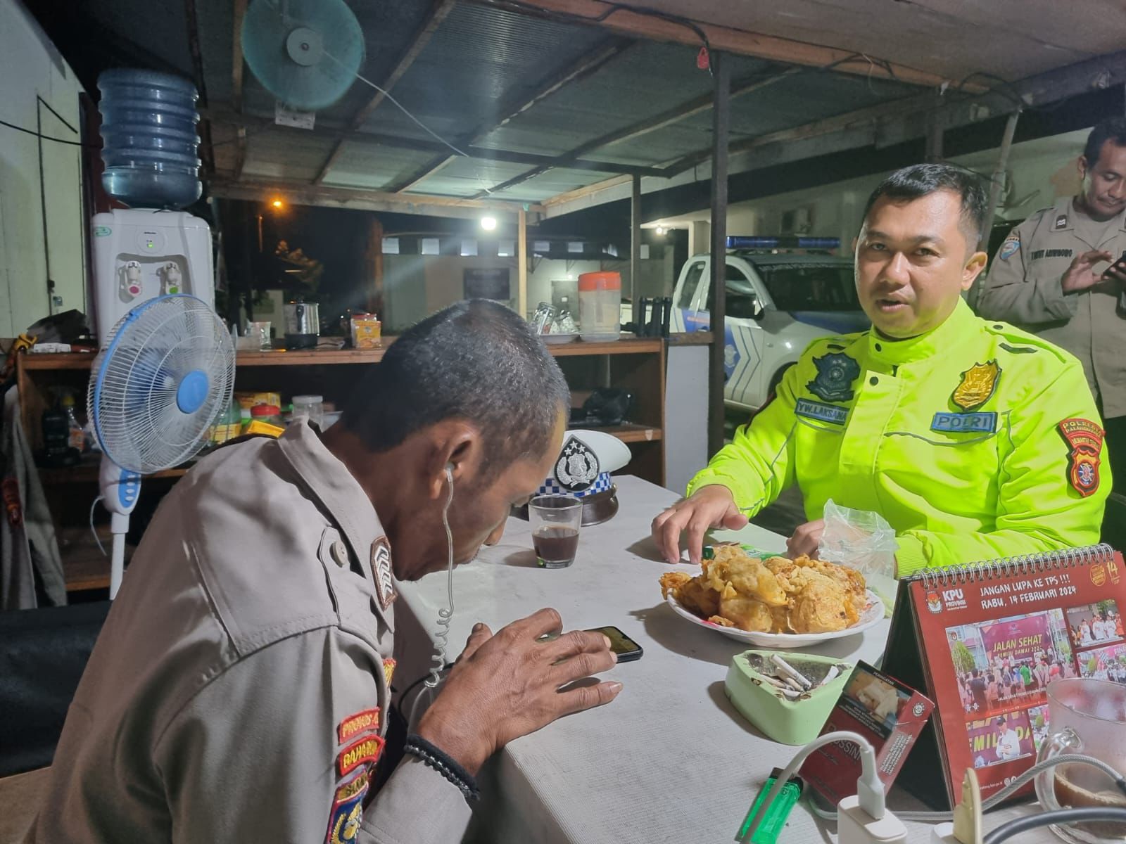 Personel Satlantas Datangi Anggota Polresta Palangka Raya Pam di Kantor KPU