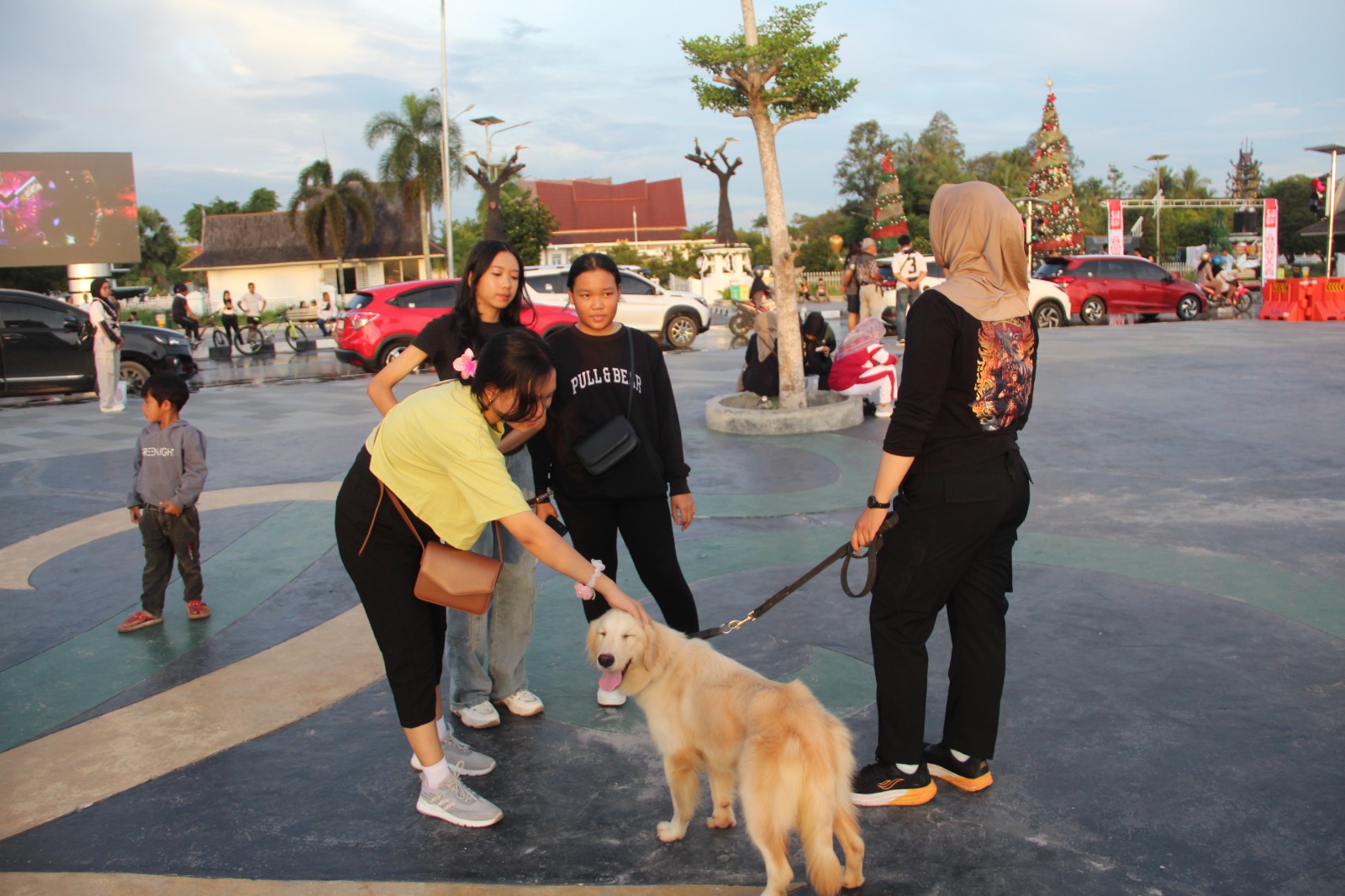 Berikan Keamanan Dan Jalin Keakraban, Unit K-9 Ditsamapta Polda Kalteng Patroli Jalan Kaki Disekitar Bundaran Besar 