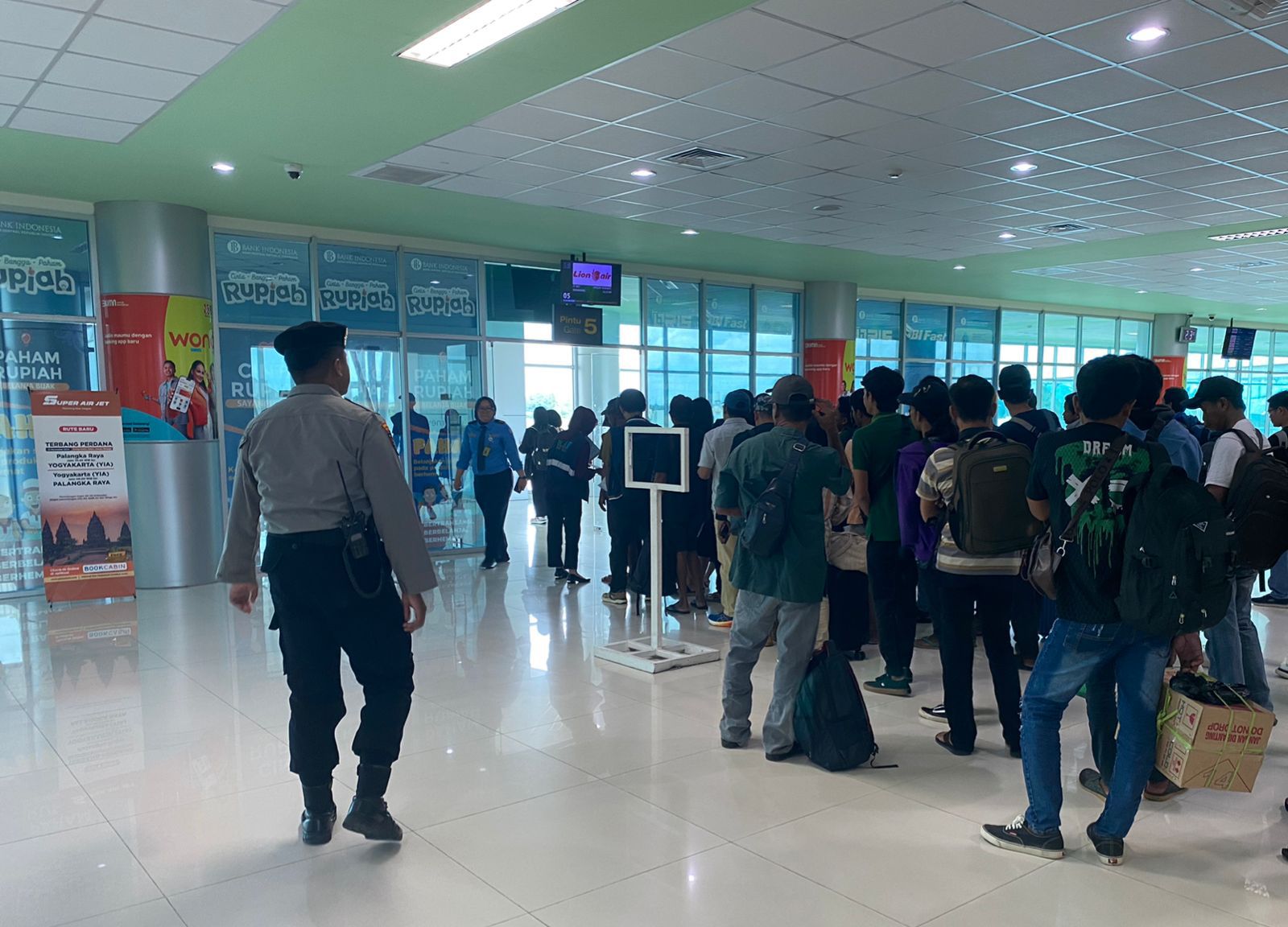 Akhir Pekan, Satpamobvit Polresta Palangka Raya Tingkatkan Pengamanan di Bandara Tjilik Riwut
