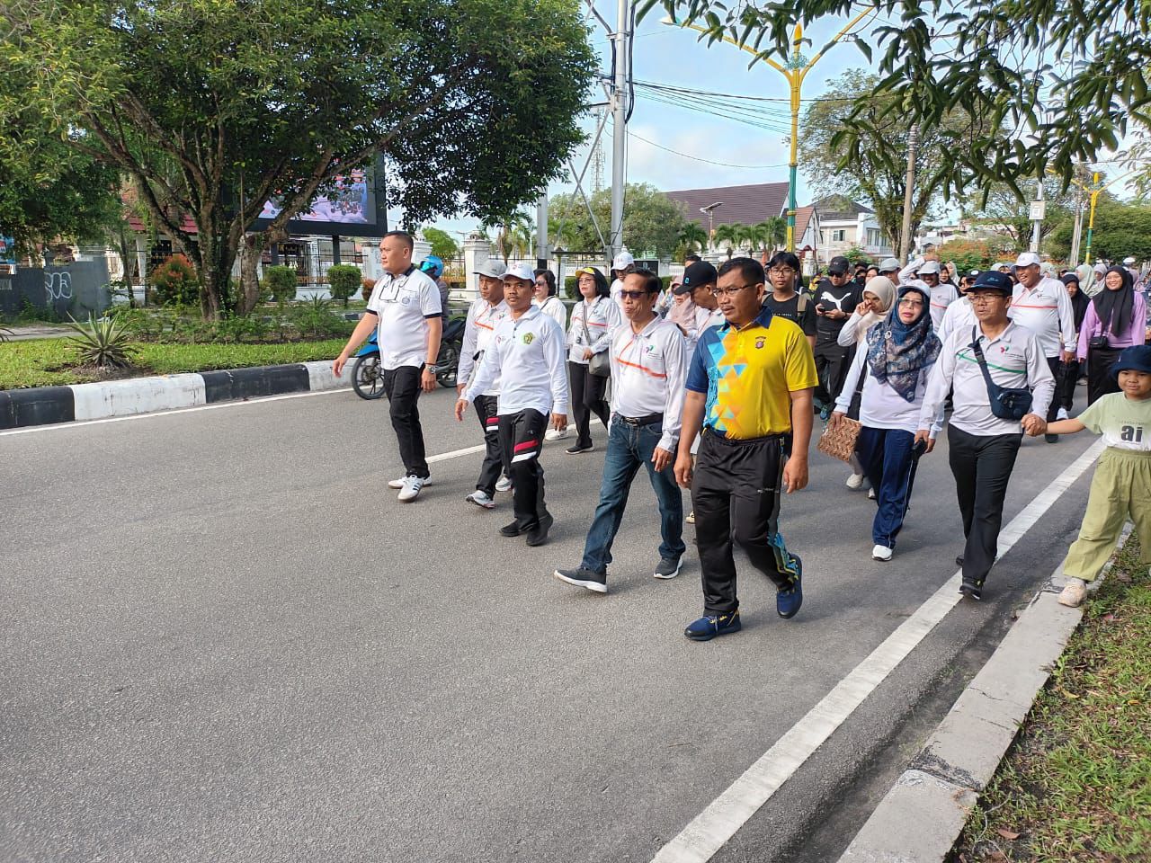 Polresta Palangka Raya Hadiri Acara Jalan Sehat dalam Rangka Amal Bhakti Kemenag RI ke-79