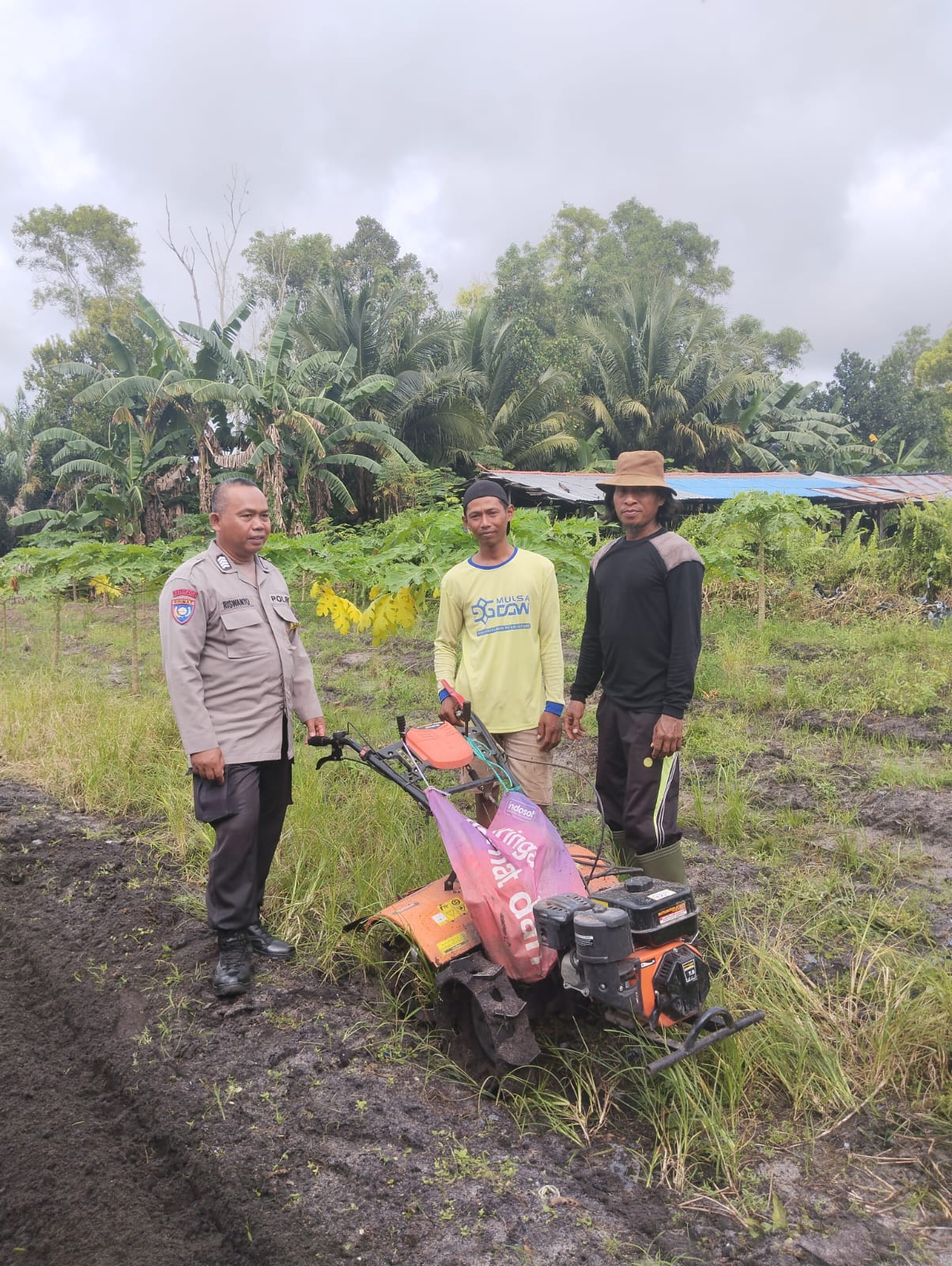 Sambangi Lahan Perkebunan, Bhabinkamtibmas Polresta Palangka Raya Beri Dukungan Swasembada Pangan
