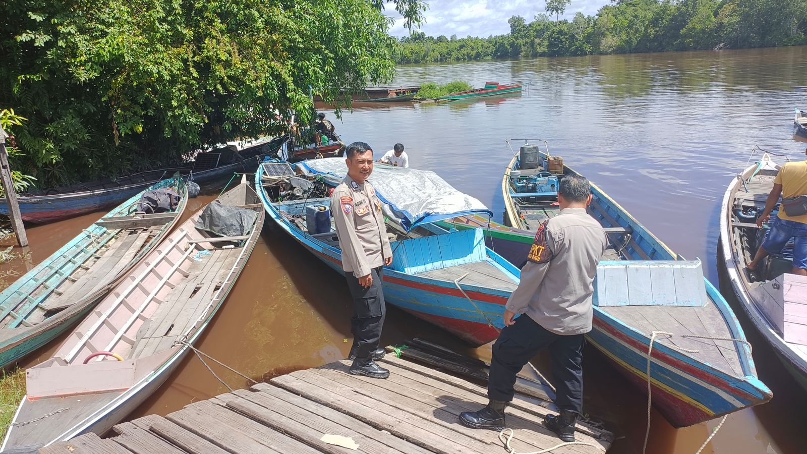 Anggota Polsek Bukit Batu Tinjau Debit Air di Pelabuhan Pangkalima Jaya