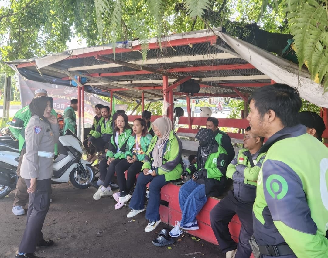 Gelar Dikmas Lantas, Ditlantas Polda Kalteng Beri Pesan Keselamatan Kepada Driver Ojek Online