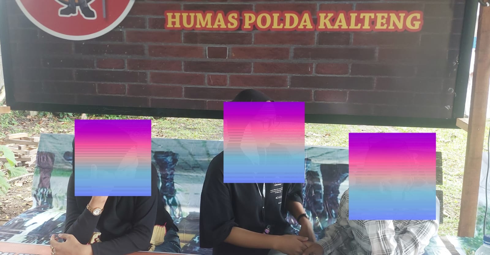 2 Mahasiswi Dan 1 Ibu Muda Saling Hina di Whatsapp Dibina Dan Dimediasi Humas Polda Kalteng. Endingnya Saling Minta Maaf Diwarnai Tangisan Haru