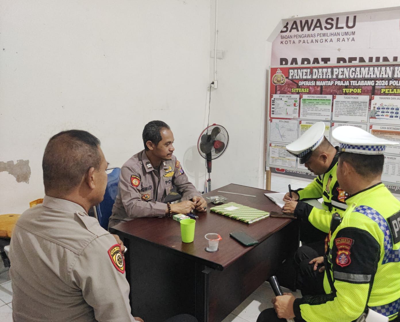 Anggota Satlantas Polresta Palangka Raya Pantau Keamanan di Kantor Bawaslu