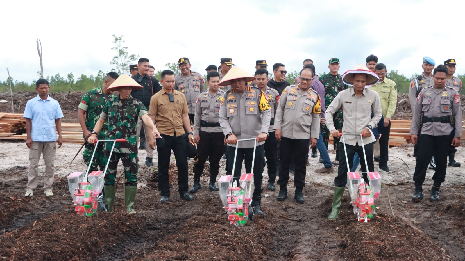 Kapolresta Palangka Raya Dampingi Wakapolda Kalteng dan Forkopimda Tanam Jagung Serentak di Rakumpit