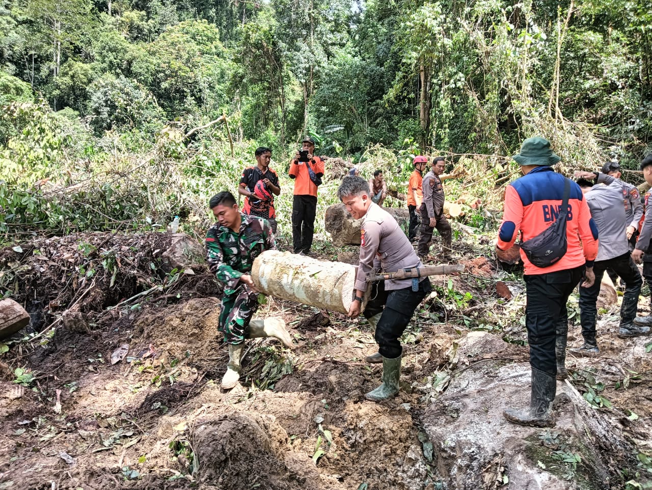 Harapan di Tengah Hujan: Evakuasi Korban Longsor di Tumbang Mahuroi Terus Berlanjut