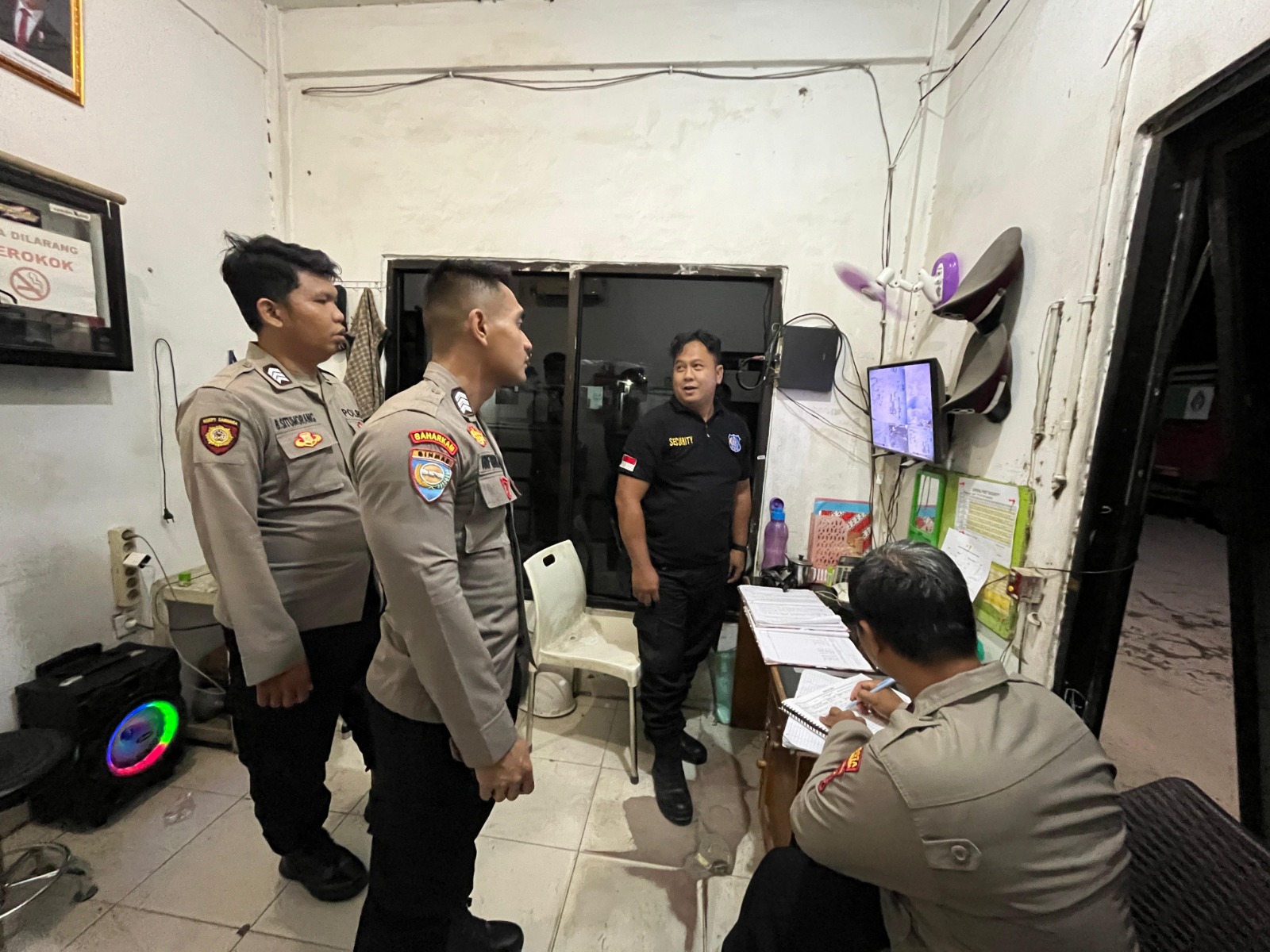 Di Pos Jaga PT. Tip Top Gasindo, Anggota Polsek Bukit Batu Sharing Kamtibmas