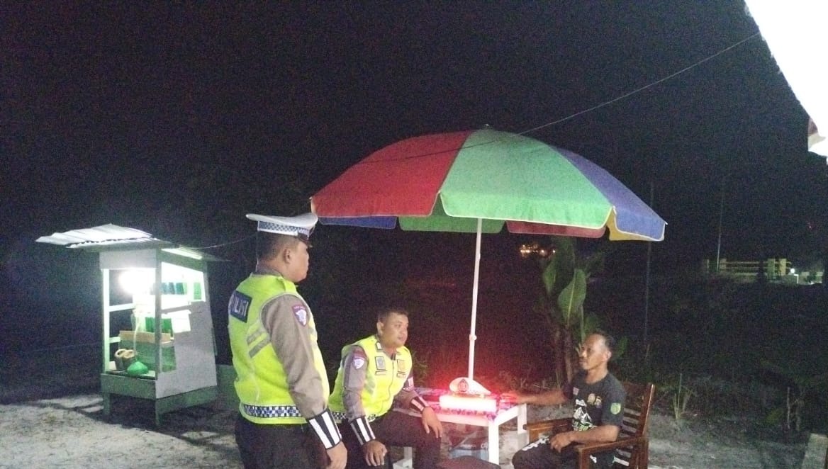 Personel Satlantas Polresta Palangka Raya Sambangi Kuliner di Pinggiran Jalan