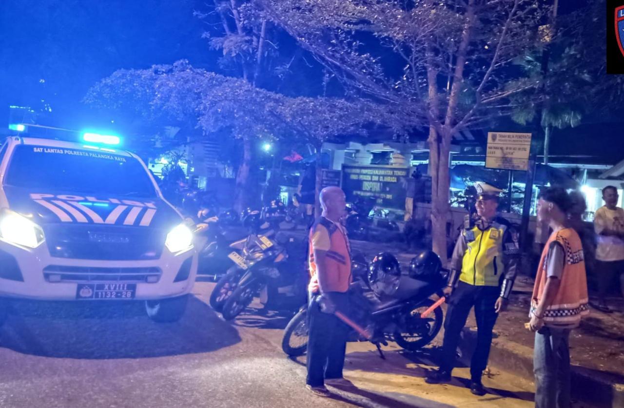 Personel Satlantas Polresta Palangka Raya Sampaikan Edukasi Bagi Tukang Parkir