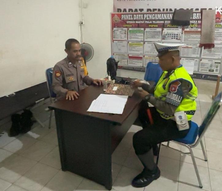 Anggota Satlantas Polresta Palangka Raya Pastikan Kondusivitas di Kantor Bawaslu ketika Pilkada