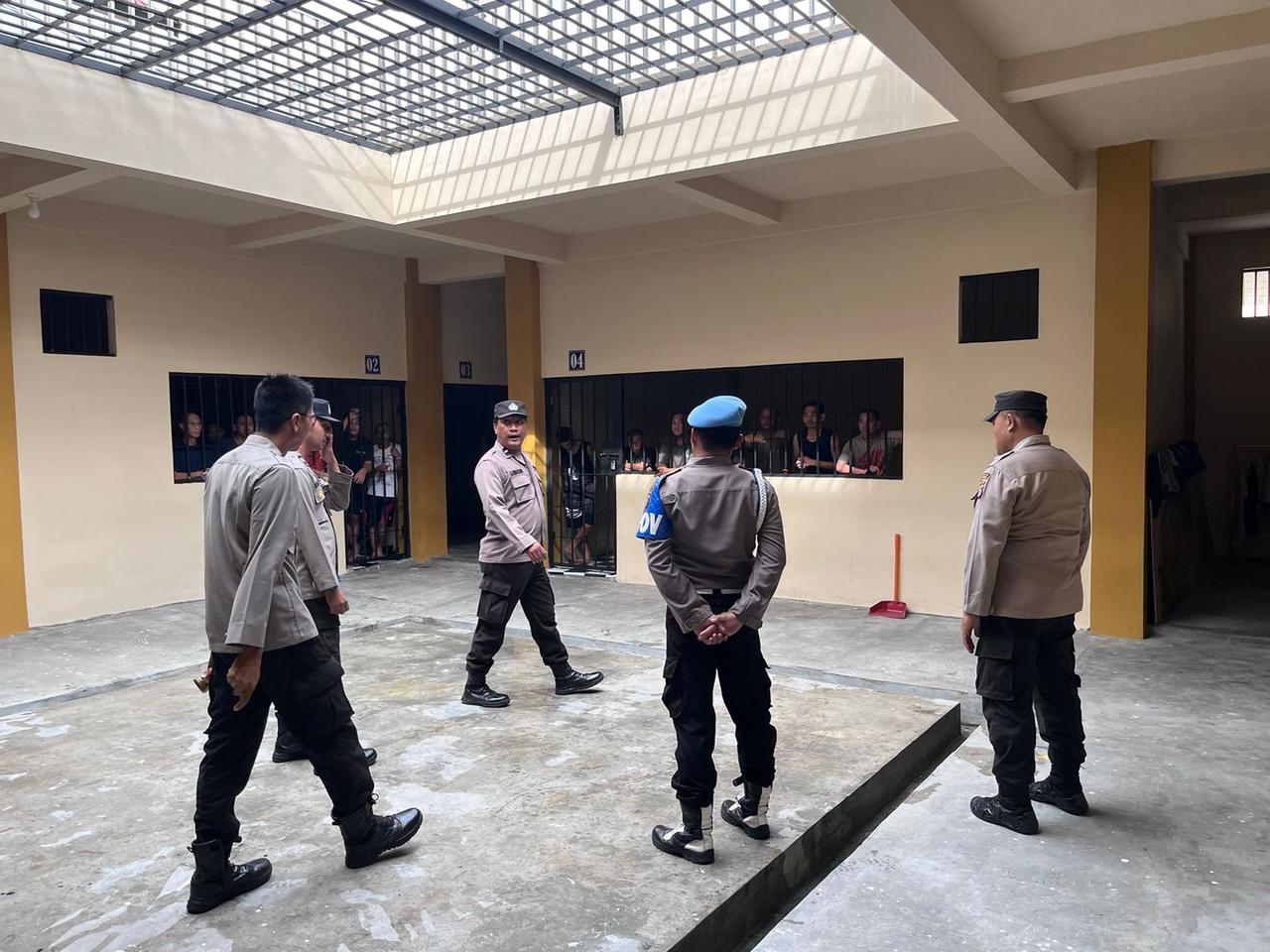 Sattahti dan Piket Fungsi Polresta Palangka Raya Periksa para Tahanan