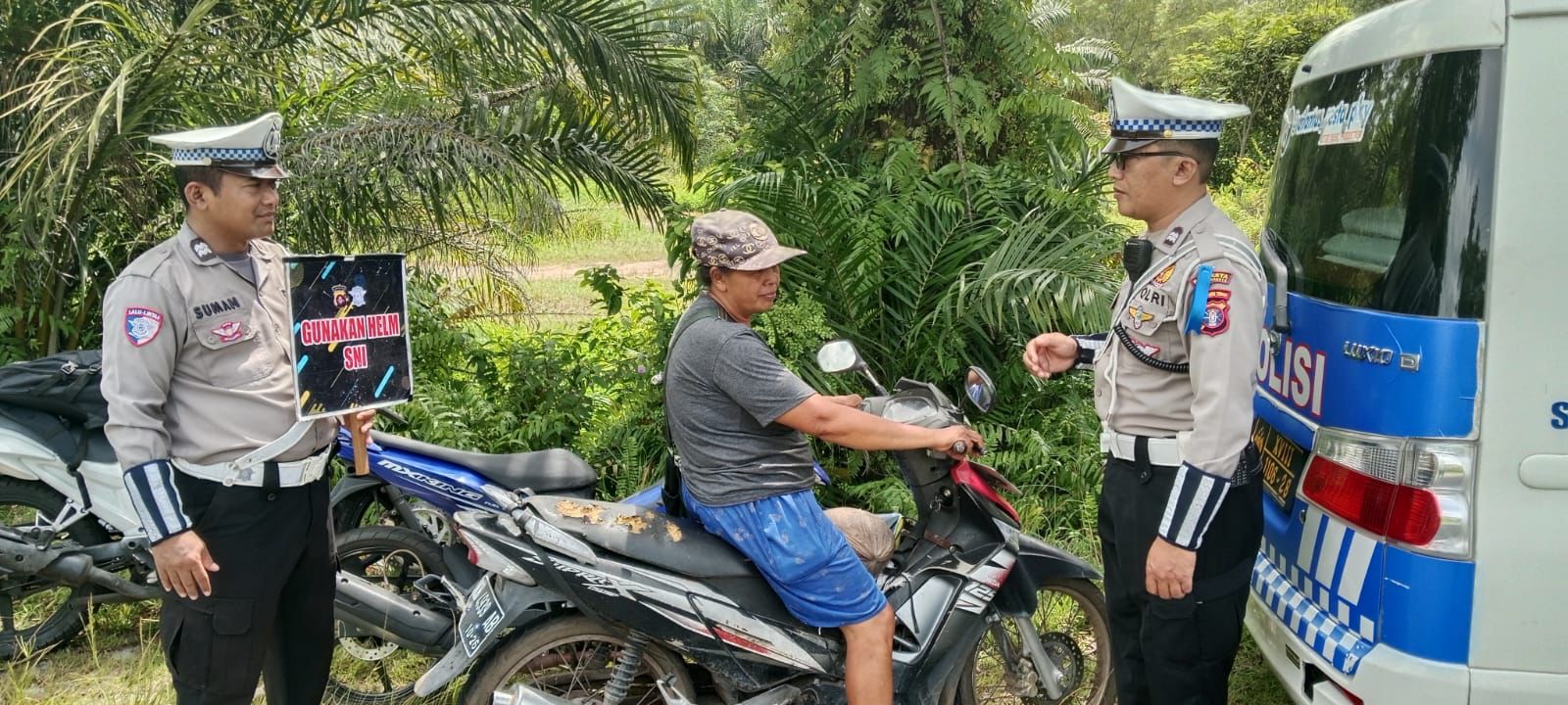 Tanpa Helm, Pengendara Diedukasi oleh Unit Kamsel Satlantas Polresta Palangka Raya