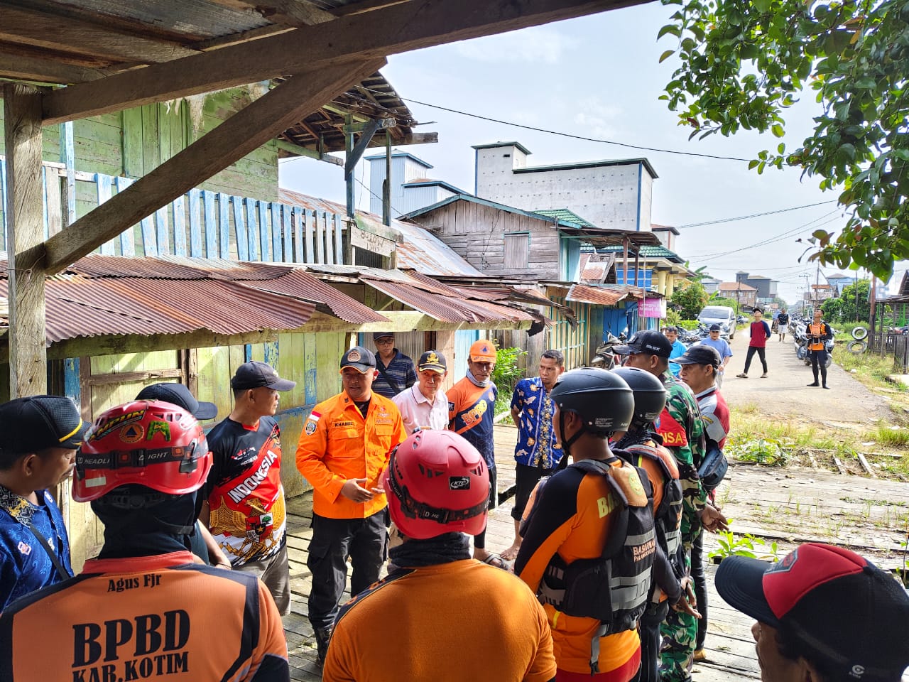 TIM RESCUE POS SAR SAMPIT LAKUKAN PENCARIAN TERHADAP 2 ORANG TERBAWA ARUS DI SUNGAI MENTAYA