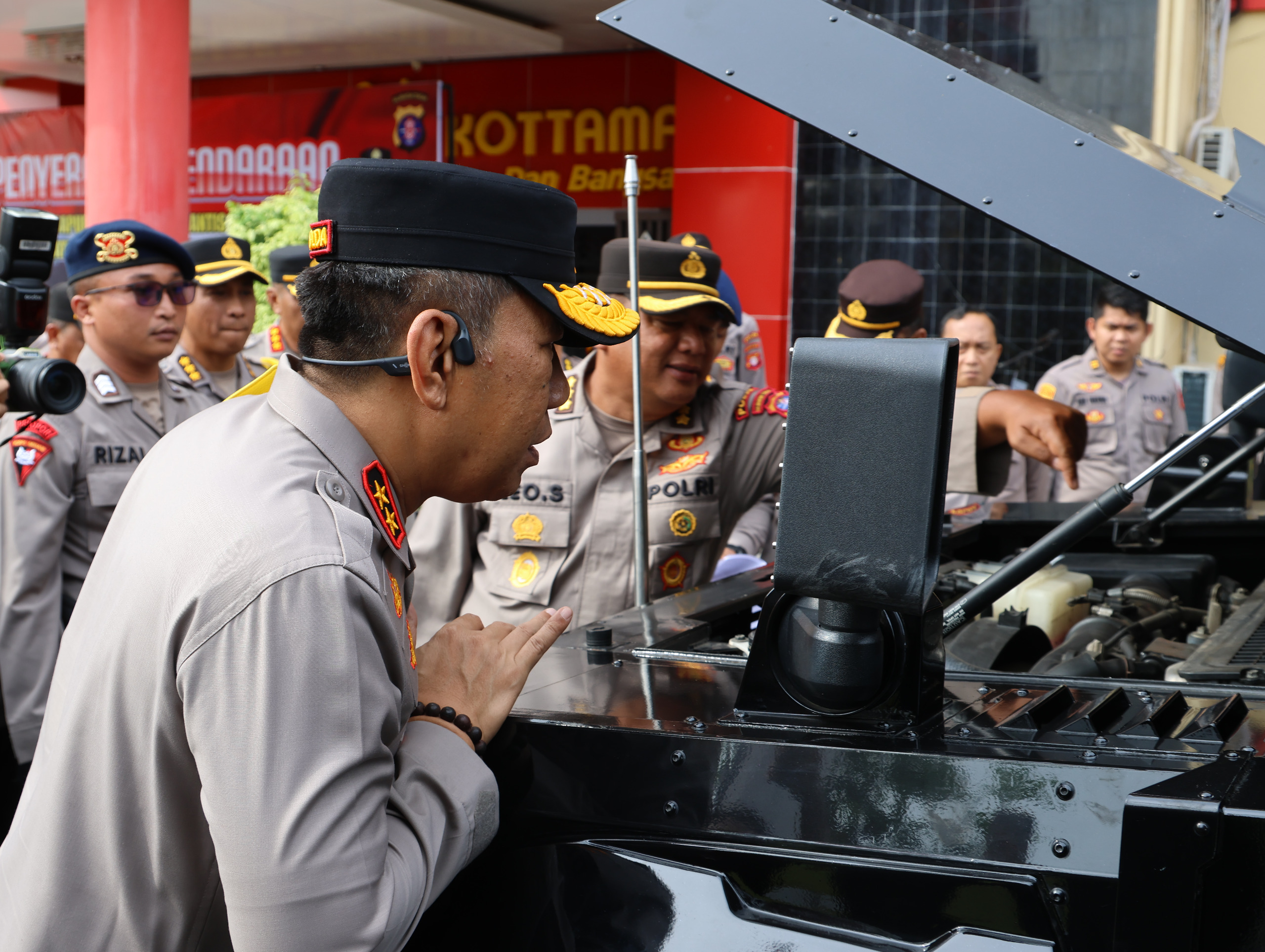 Dukung Program MBG, Kapolda Kalteng Serahkan Kendaraan Dapur Lapangan Beserta Rantis VVIP ke Satbrimob dan Ditsamapta