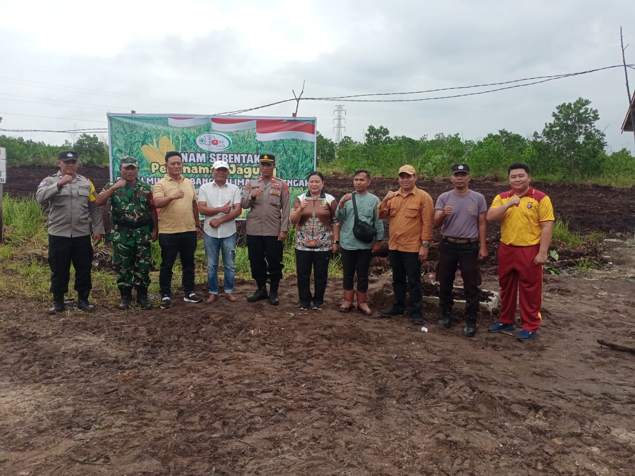 Dukung Ketahanan Pangan, Kapolsek Sabangau Ikuti Penanaman Jagung di PT. Palmindo Gemilang Kencana