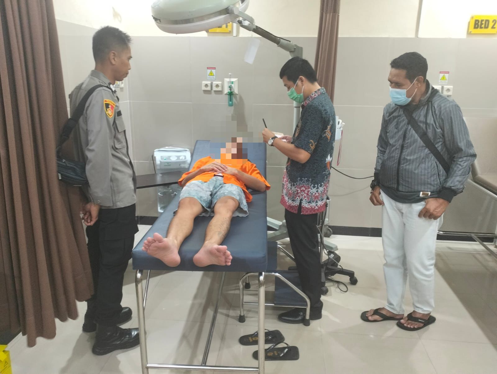 Personel Satuan Tahti Polresta Palangka Raya Kawal Tahanan Berobat ke Rumkit Bhayangkara