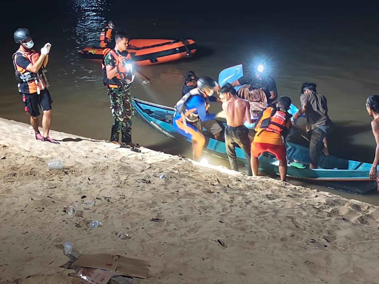 KEDUA KORBAN TENGGELAM DI SUNGAI MENTAYA DITEMUKAN TIM SAR GABUNGAN