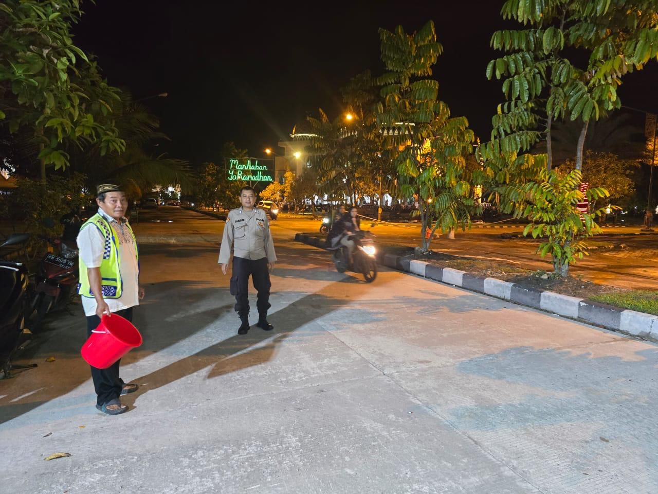 Personel Polresta Palangka Raya Amankan Ibadah Tarawih di Masjid Raya Darussalam