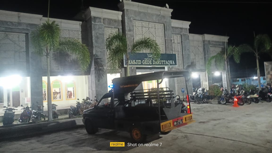 Datangi Masjid Gede Darutaqwa, Polsek Sabangau Berikan Rasa Aman Saat Isya dan Tarawih