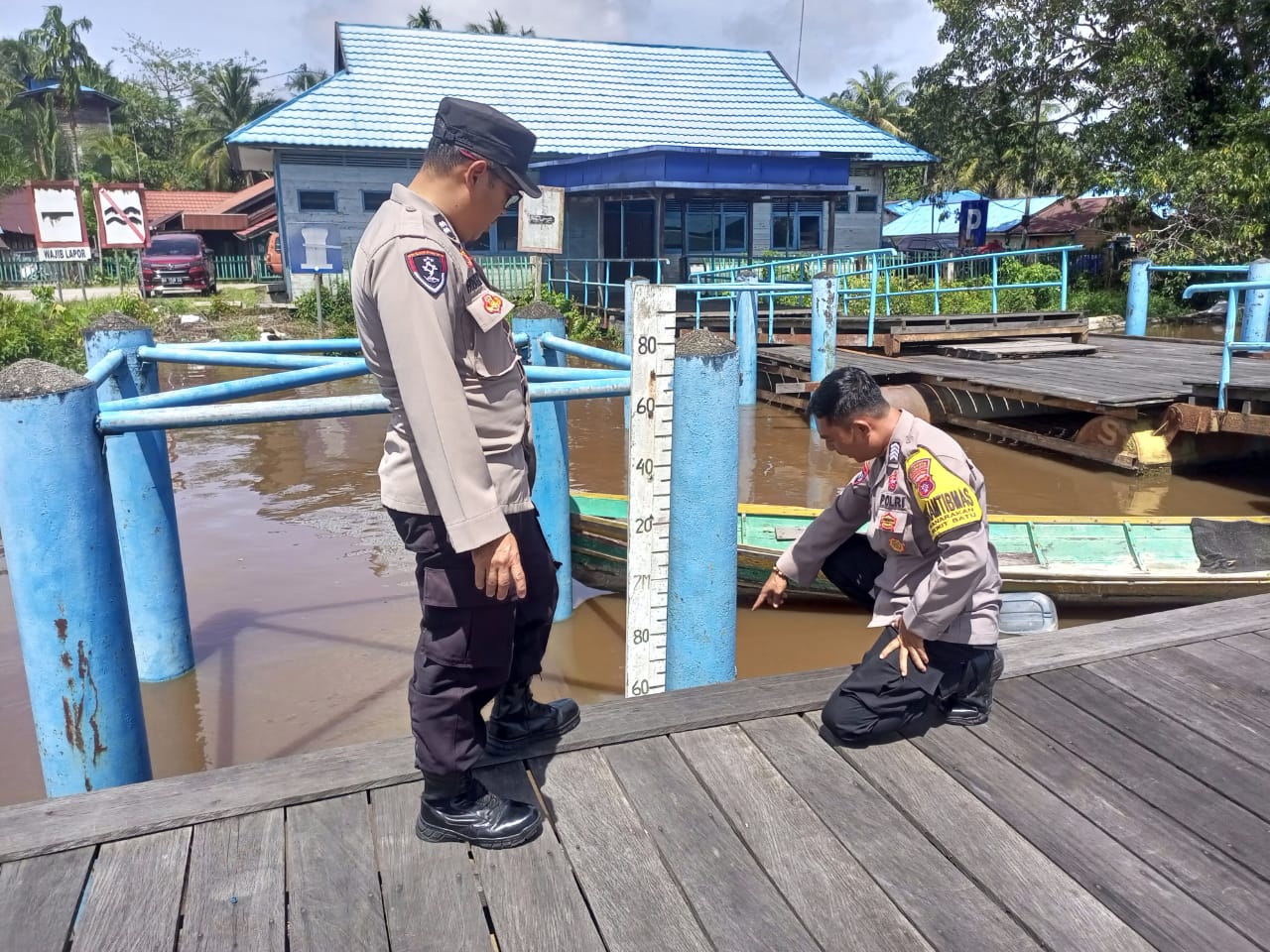 Polsek Bukit Batu Pantau Debit Air di Dermaga Pangkalima Jaya untuk Antisipasi Banjir