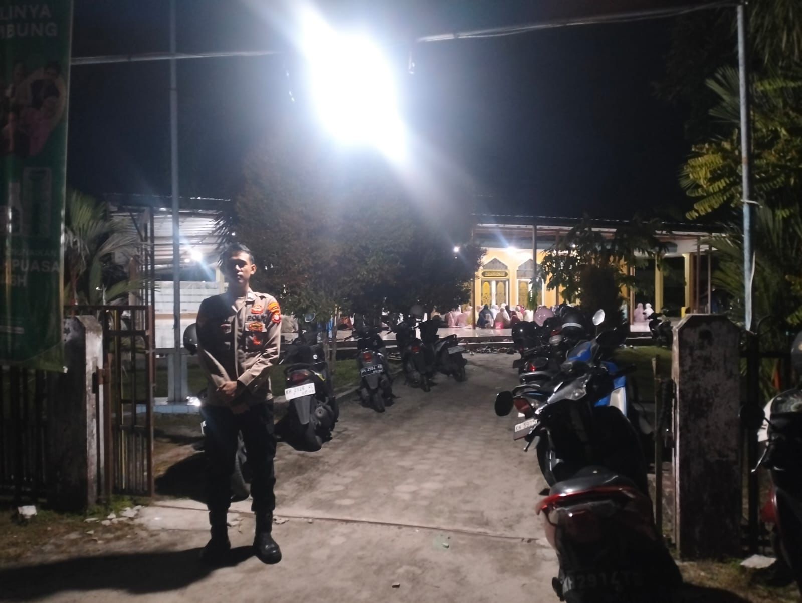 Personel Polresta Palangka Raya Jamin Keamanan Sholat Isya dan Tarawih ke Masjid Shalahuddin