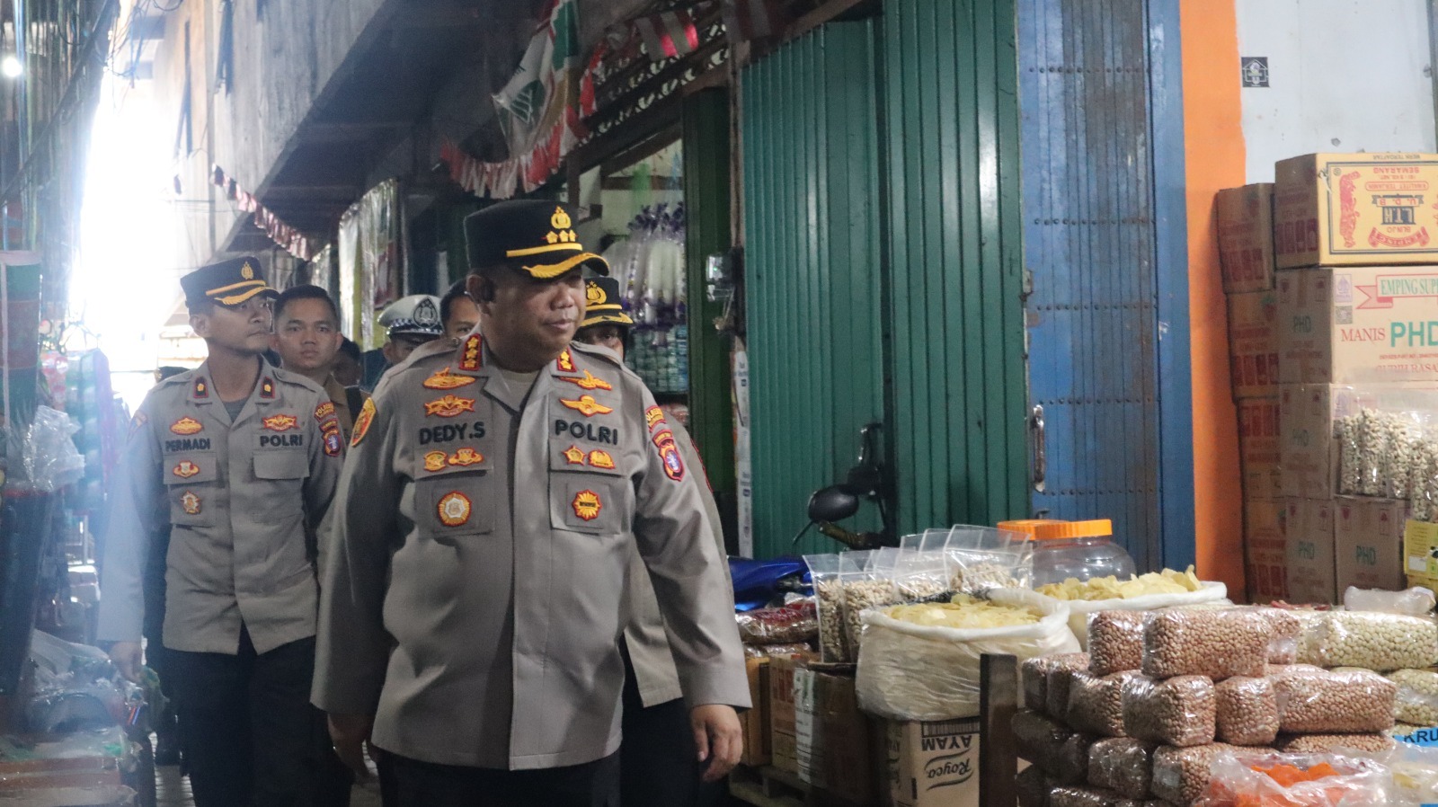 Selain Sembako, Kapolresta Palangka Raya Datangi Toko Emas di Pasar Besar