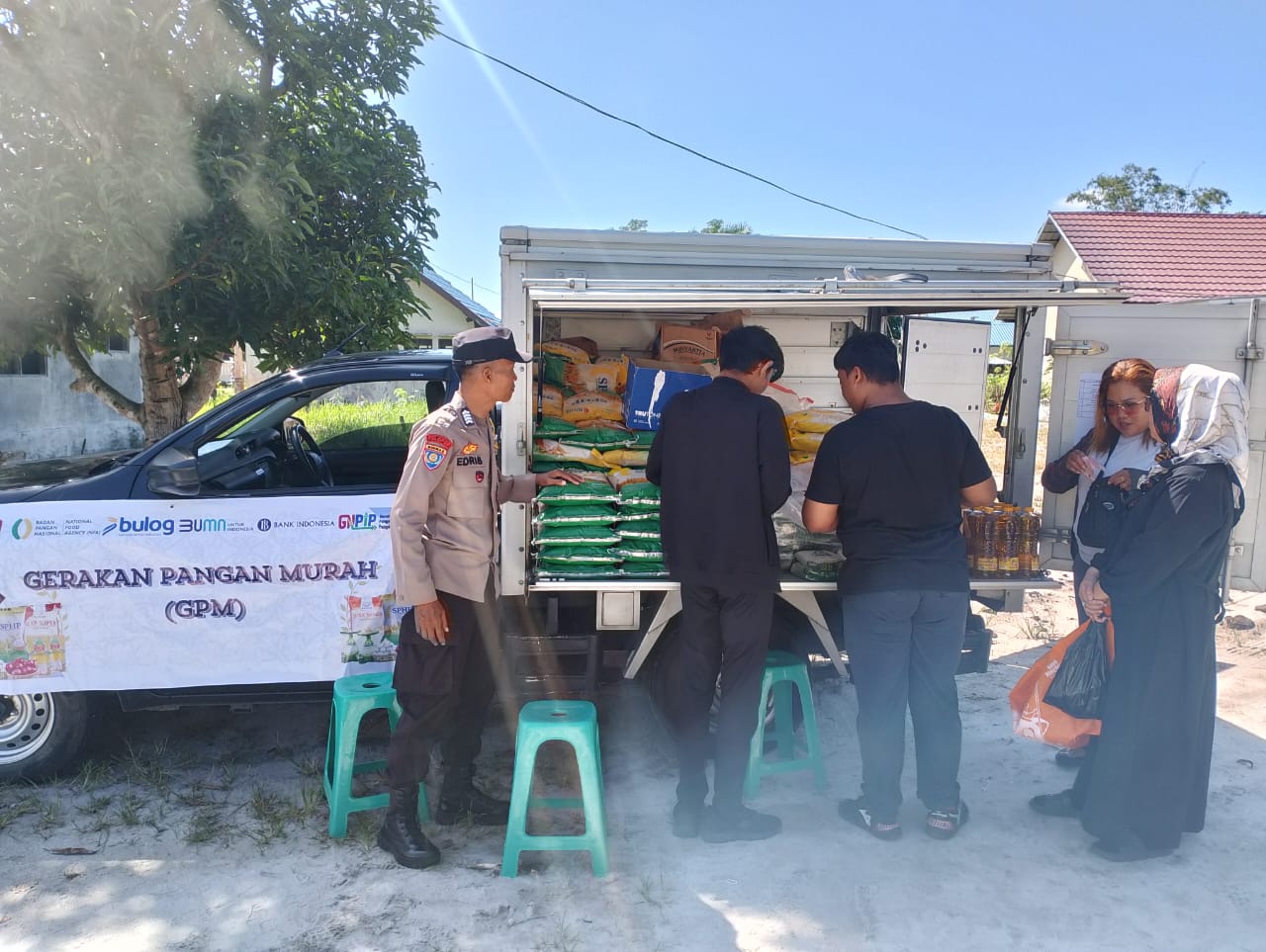 Bhabinkamtibmas Petuk Katimpun Kawal Gerakan Pangan Murah dari Pemko Palangka Raya