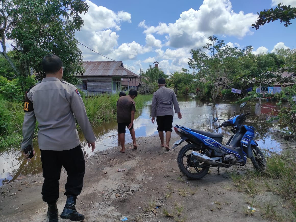Siaga Banjir, Polsek Bukit Batu Tinjau Luapan Air di Tumbang Tahai