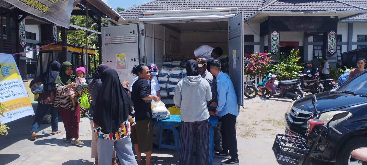 Polsek Sabangau Kawal Pasar Murah Sembako DPKUKMP Kota Palangka Raya