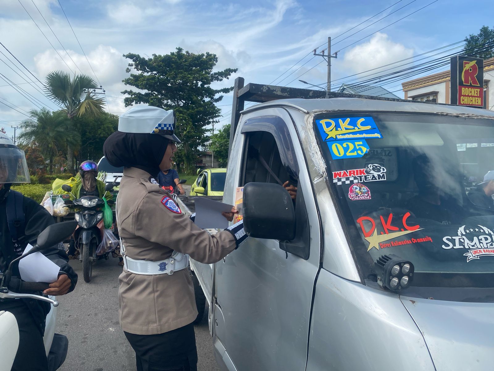 Gelar Dikmas Lantas, Unit Kamsel Satlantas Polresta Palangka Raya Ajak Pengendara Tertib Berlalu Lintas