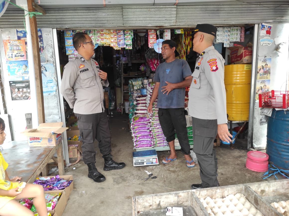 Sambangi Pasar Rakyat Tangkiling, Polsek Bukit Batu Pastikan Keamanan dan Stok Sembako