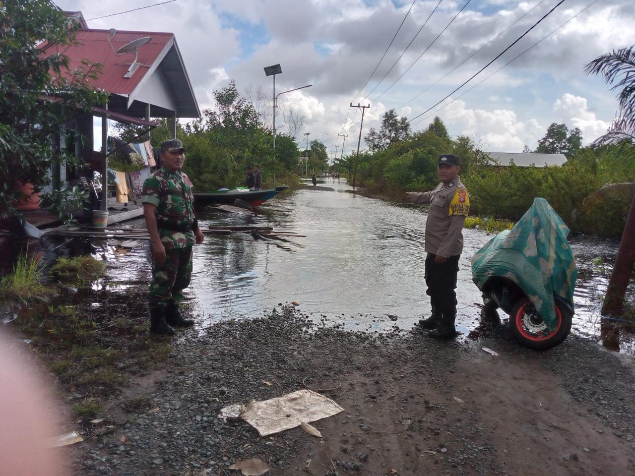 Bhabinkamtibmas Polsek Sabangau Pantau Debit Air di Kelurahan Kameloh Baru