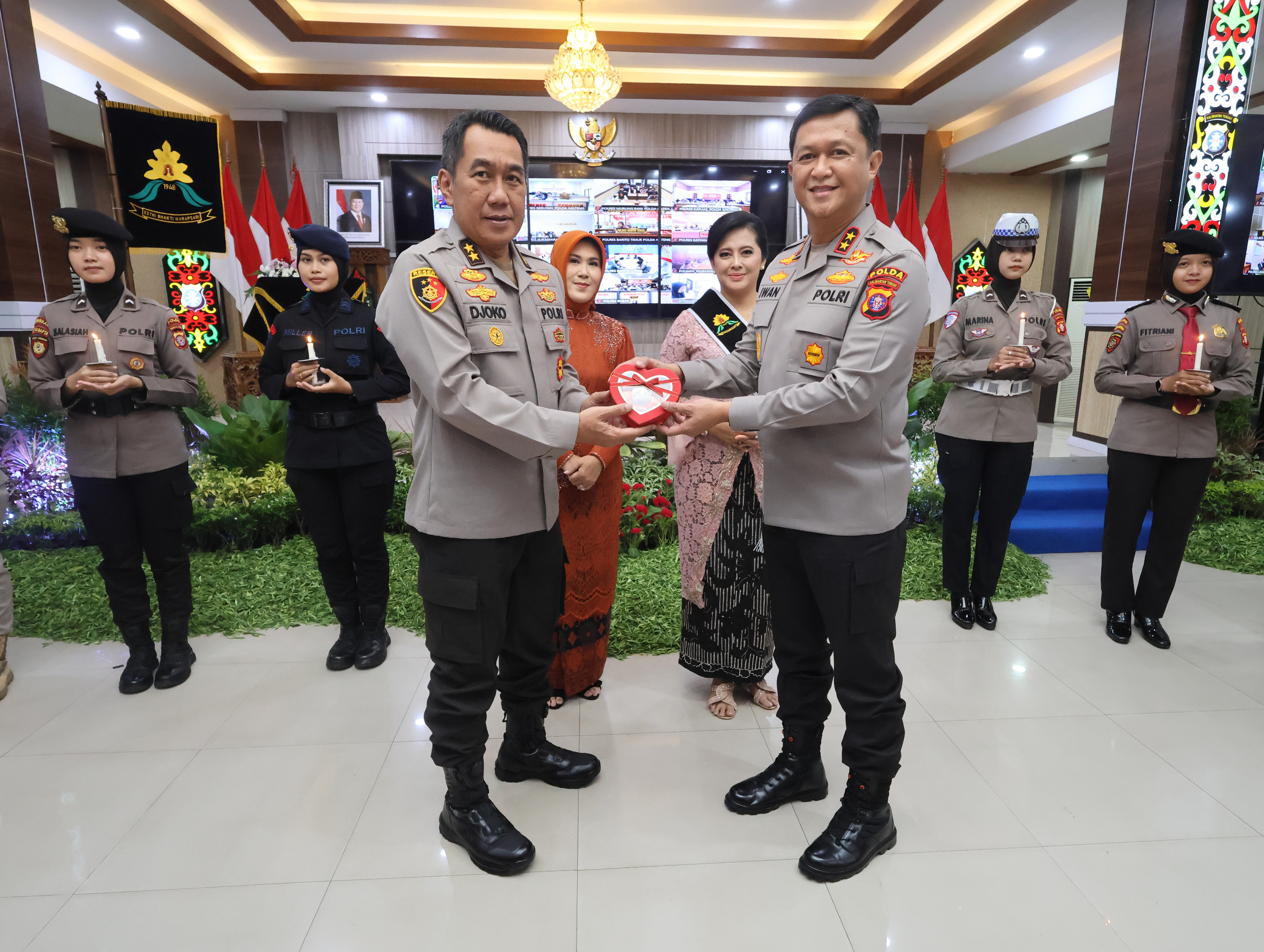 Serah Terima Ibu Asuh Polwan Polda Kalteng, Ini Pesan Ibu Irene Iwan Kurniawan