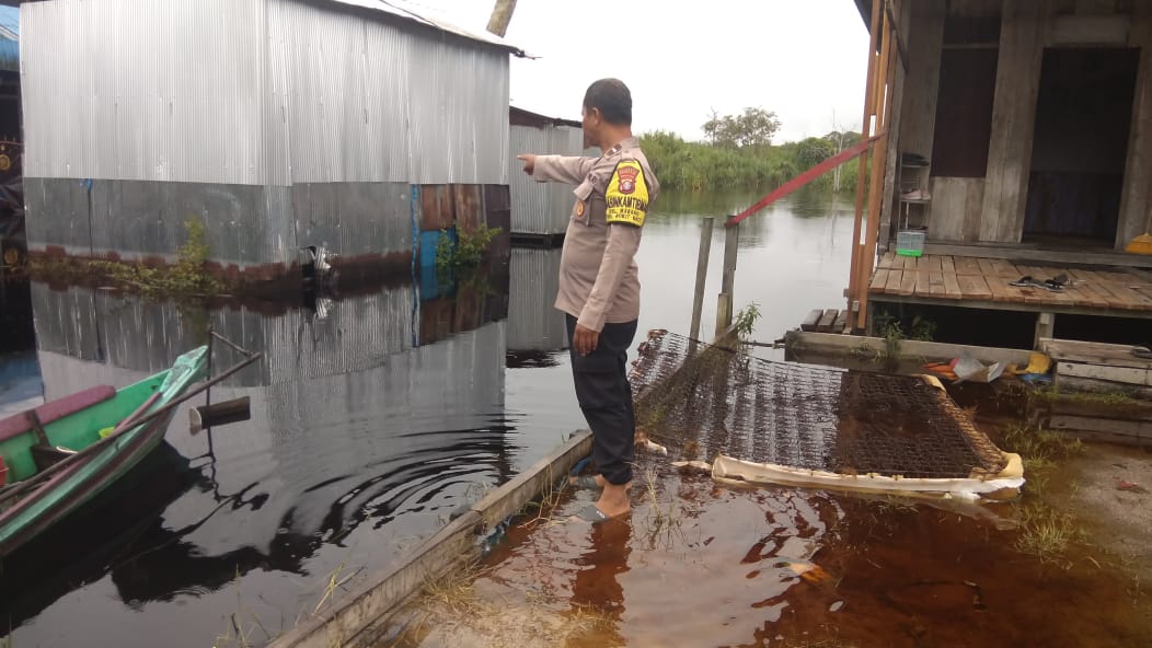 Peduli Warga Binaan, Bhabinkamtibmas Polsek Bukit Batu Tinjau Banjir di Kelurahan Marang