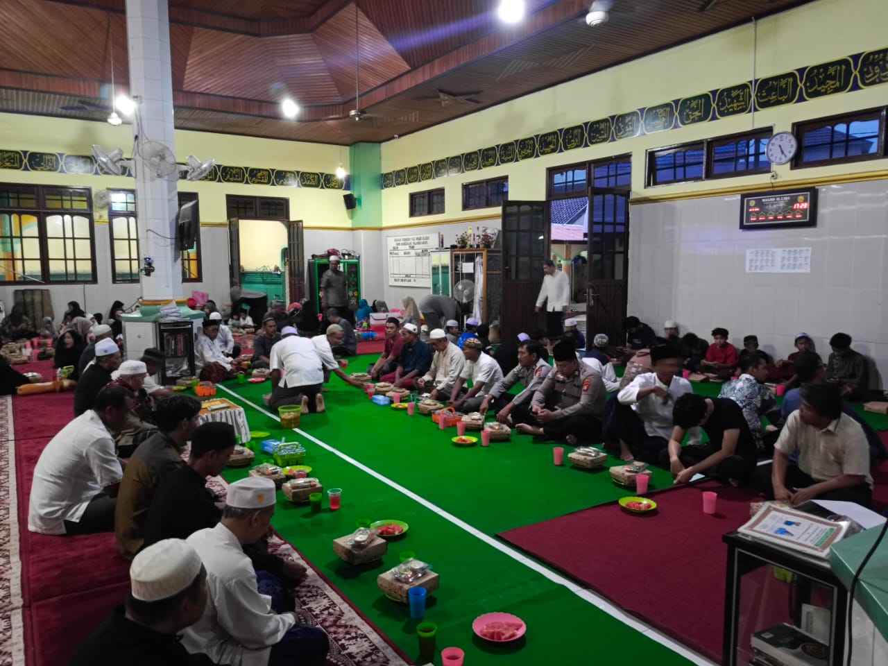 Semarakkan Ramadhan, Satbinmas Polresta Palangka Raya Buka Puasa dan Salat Magrib Berjamaah bersama Masyarakat