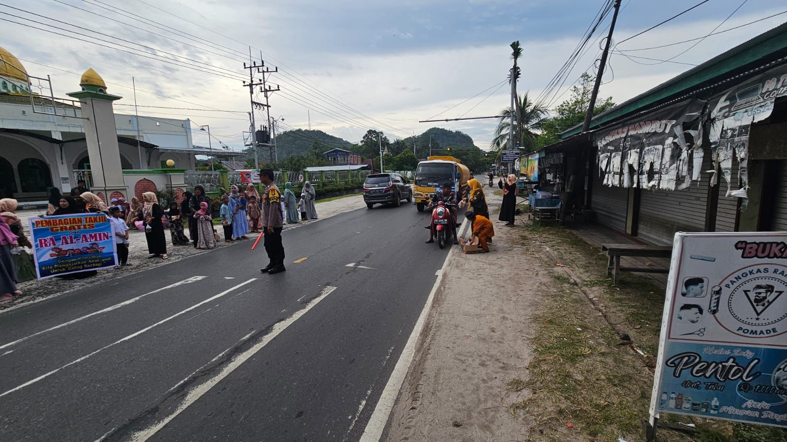 Polsek Bukit Batu Laksanakan Pengamanan Pembagian Ta’jil Gratis di RA Al-Amin Banturung