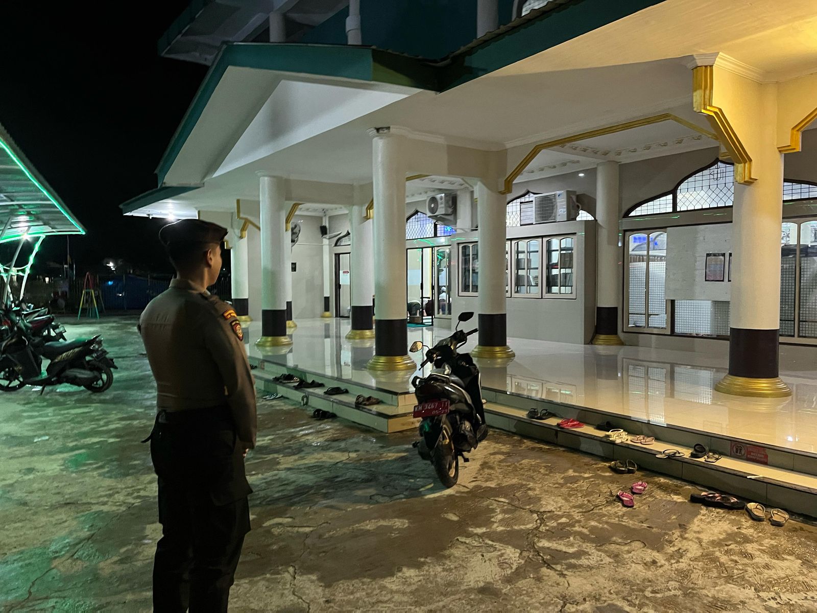 Di Masjid Al-Furqon, Polresta Palangka Raya Amankan Pelaksanaan Sholat Isya dan Tarawih