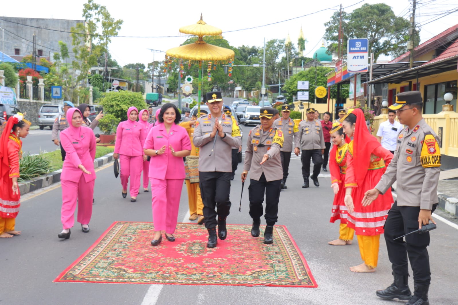 Kunker Perdana di Polres Kobar, Kapolda Kalteng Disambut Tradisi Adat